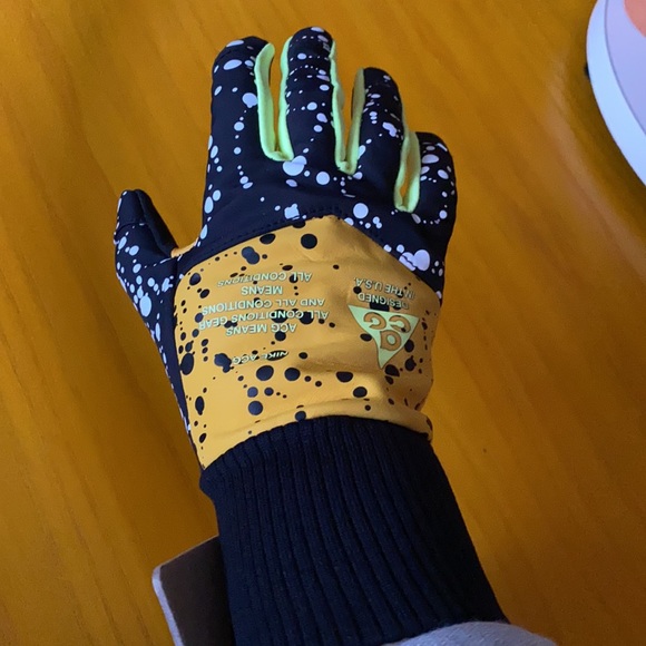 nike acg shield gloves
